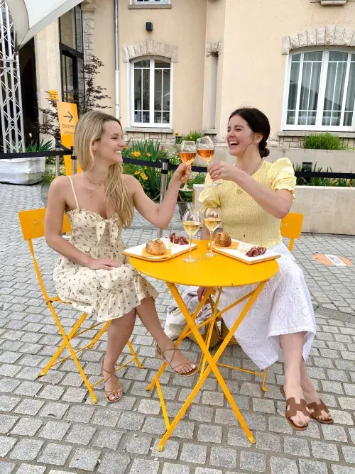 Vänner skålar på uteservering